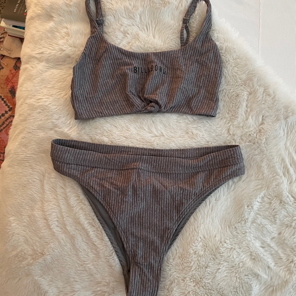 Billabong swim suit (top:M/bottoms:L)